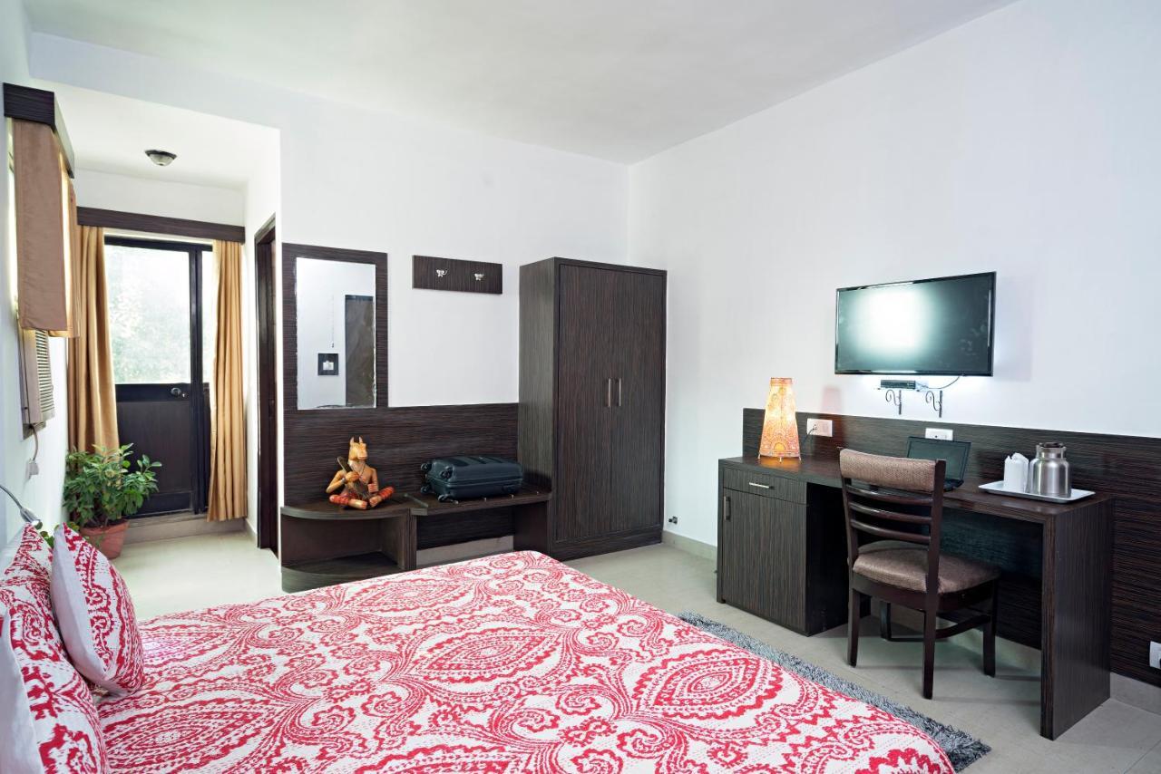 R C Palace Hotel Bhiwadi Exteriör bild